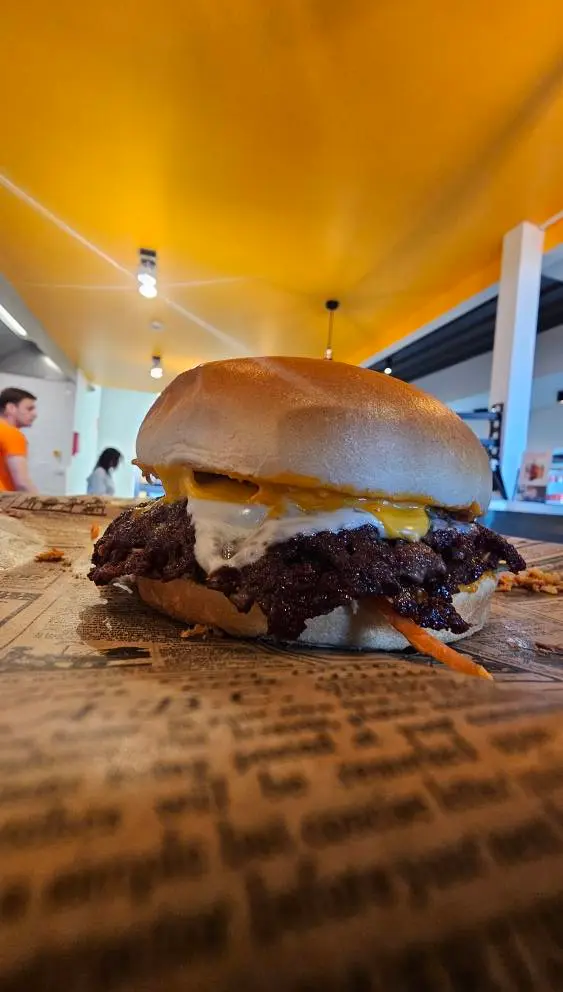 Smashburger gourmet MDjambo avec viande caramélisée, légumes frais et pain artisanal